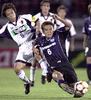 Junichi Inamoto, Gama Osaka, fighting for the ball with Yasuto Honda of Kashima Antlers.